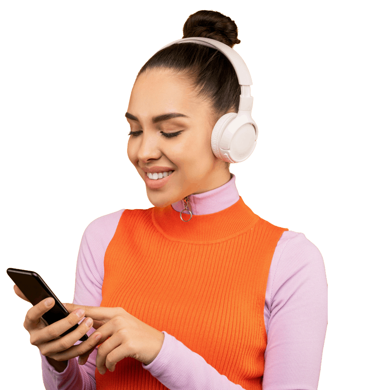 Mladá žena se sluchátky se dívá na svůj mobil