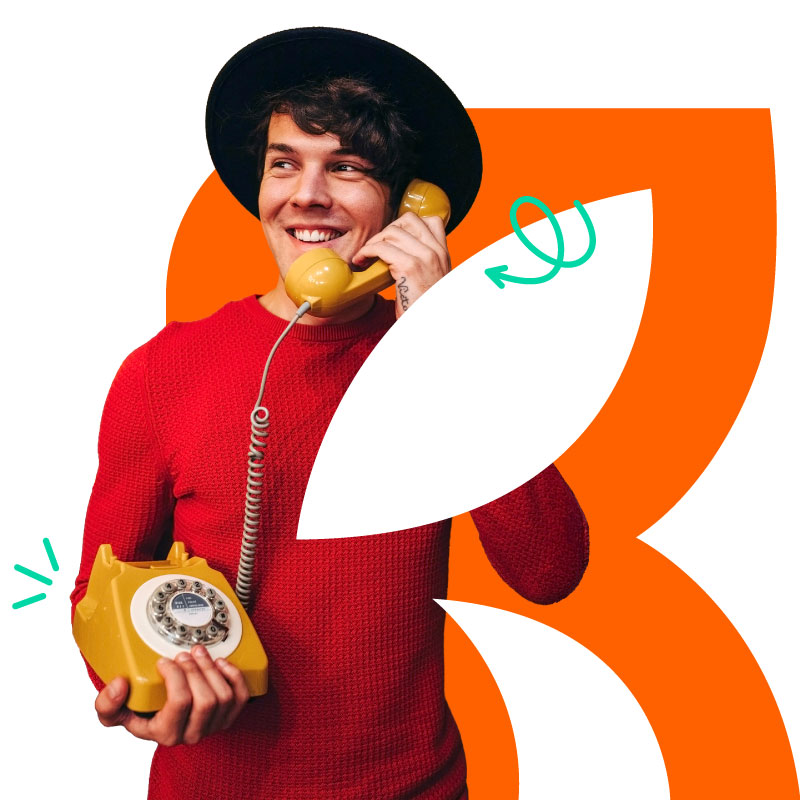 Muž telefonuje pomocí historického telefonu